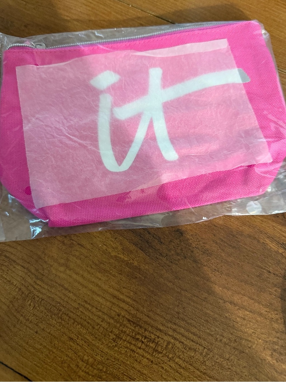 it cosmetics Hot Pink Cosmetic Bag with Silver Logo - Brand New! - Picture 2 of 2